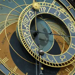 Znak zodiaku Rak na zegarze astronomicznym.