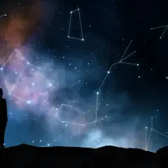 Człowiek wpatruje się w nocne niebo pełne gwiazd i konstelacji, szukając odpowiedzi, czy wśród nich kryje się najgorszy znak zodiaku.