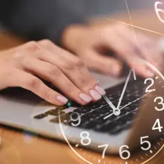 Dłonie piszą na klawiaturze laptopa, a nad nimi unosi się zegar. Czas płynie, a rok 1551 znaczenie ma dla historii.