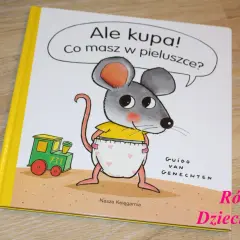 Okładka książki "Ale kupa! Co masz w pieluszce?" z myszką w pieluszce i pociągiem.
