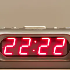 Cyfrowy zegar pokazuje 22:22. To znak, że miłość jest blisko, a wszechświat wysyła Ci pozytywne wibracje.