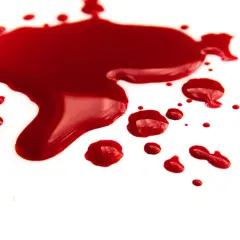 Plamy czerwonej krwi na białym tle, jakby z koszmarnego snu o krwi z narządów rodnych.