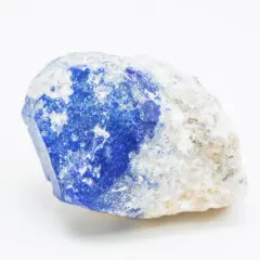 Surowy lapis lazuli z intensywnym niebieskim odcieniem i białymi inkluzjami. Jego właściwości od wieków fascynują ludzi.