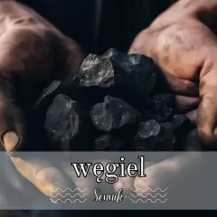Brudne dłonie trzymają bryły węgla. Sennik węgiel może symbolizować ciężką pracę lub ukryty potencjał.