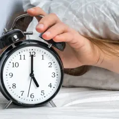 Ręka wyłącza budzik. Jest 5:00, idealna lustrzana godzina na rozpoczęcie dnia.