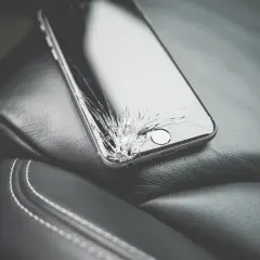 Rozbity ekran telefonu we śnie: co oznacza i jak go interpretować?