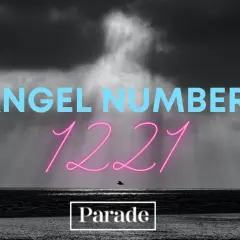Anielski numer 1221 znaczenie. Niebo burzowe nad spokojnym morzem, z ptakiem w locie.