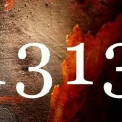 Białe cyfry 1313 na ciemnym, chropowatym tle. Co oznacza 1313?