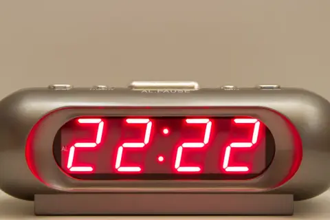 Cyfrowy zegar pokazuje 22:22. To znak, że miłość jest blisko, a wszechświat wysyła Ci pozytywne wibracje.