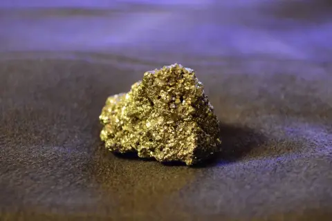 Błyszczący piryt, znany ze swoich właściwości, przypomina złoto. Jego metaliczny połysk i krystaliczna struktura fascynują.