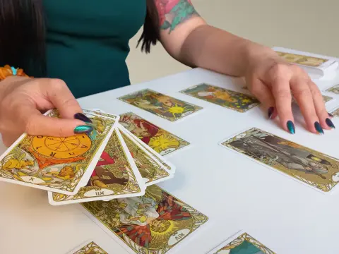 Tarot intencyjny: jak świadomie używać kart tarota dla lepszych odczytów