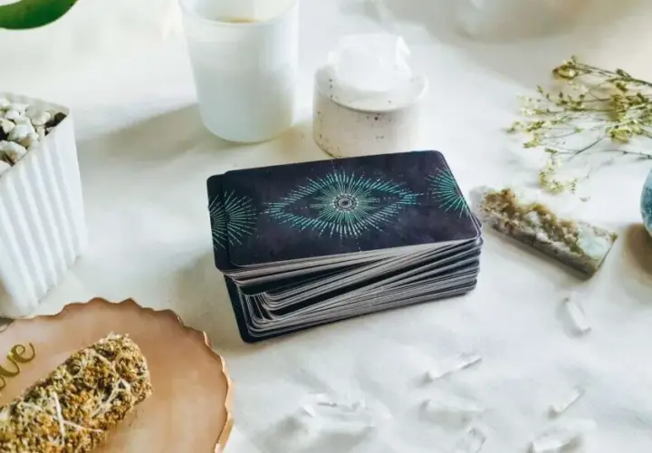 Czy tarot się sprawdza? Odkryj prawdę o jego skuteczności