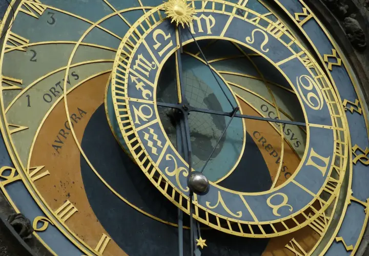 Znak zodiaku Rak na zegarze astronomicznym.