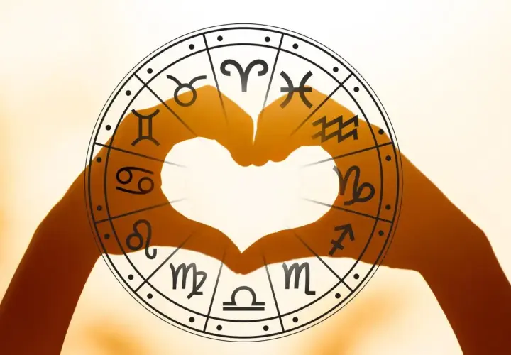 Dłonie tworzą serce w kole zodiaku. Sprawdź horoskop na przyszły tydzień dla Bliźniąt i odkryj swój los.