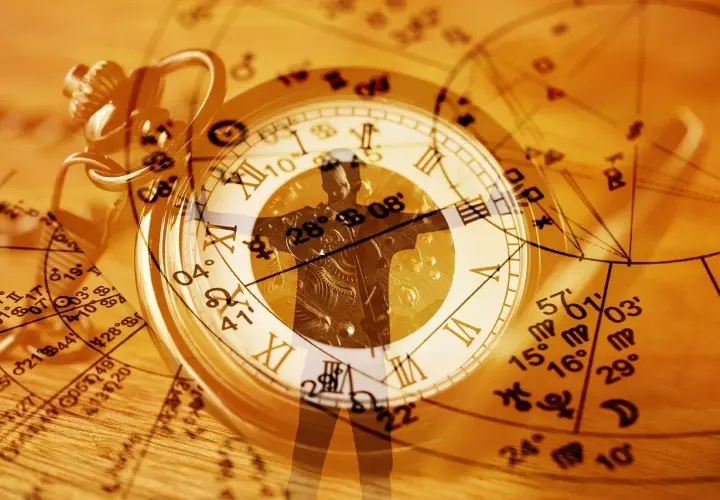 Zegar kieszonkowy na tle wykresów astrologicznych. 25 października znak zodiaku to Skorpion, symbolizujący tajemnicę i transformację.