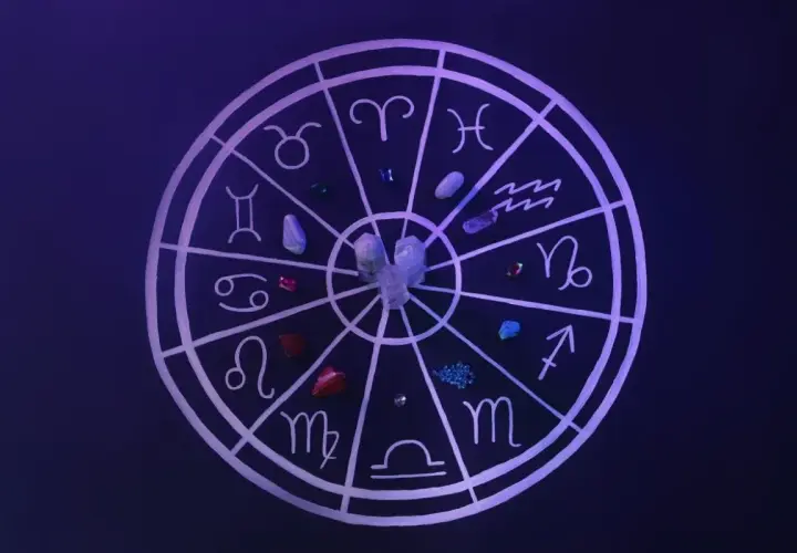 Okrąg zodiaku z symbolami i kryształami. Znaki kardynalne i inne symbole astrologiczne tworzą magiczny krąg.