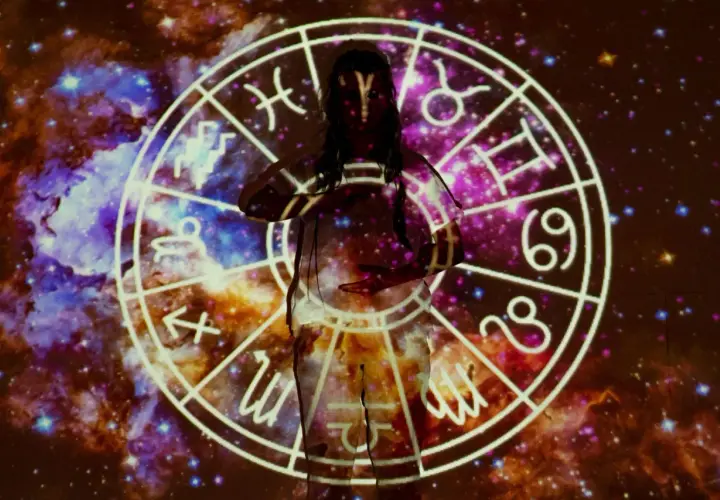 Osoba z projekcją zodiaku na ciele. W tle kosmiczna mgławica. Czy Rak to najgorszy znak zodiaku dla Lwa?