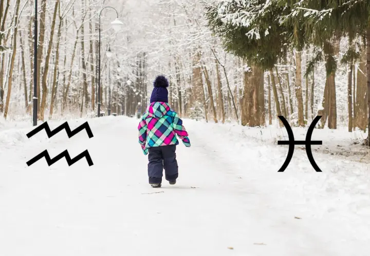 Dziecko w zimowym parku, obok symbole Wodnika i Ryb, sugerujące luty znak zodiaku.