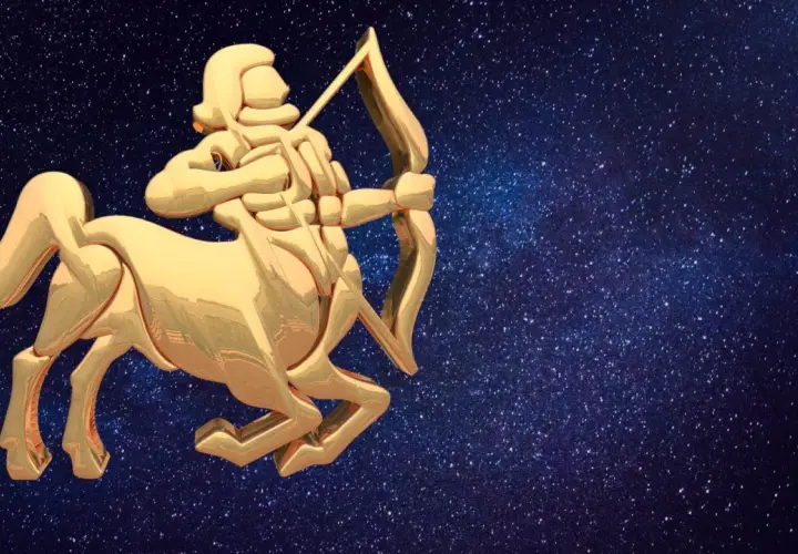 Złoty centaur z łukiem i strzałą na tle gwieździstego nieba. Idealny symbol dla horoskopu tygodniowego Strzelec.
