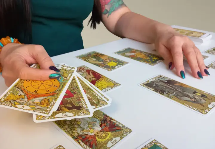 Tarot intencyjny: jak świadomie używać kart tarota dla lepszych odczytów