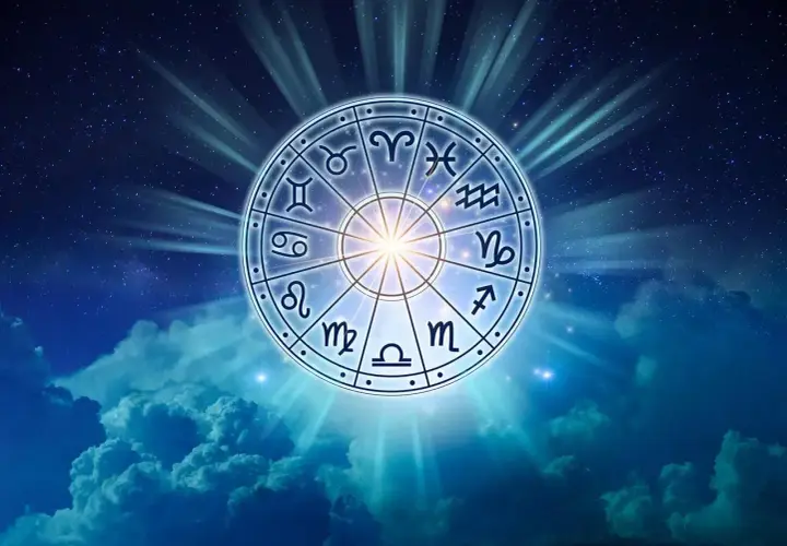 Okrąg zodiaku na tle nocnego nieba. Lew, który jest znakiem zodiaku dla osób urodzonych 20 sierpnia, znajduje się w górnej części.