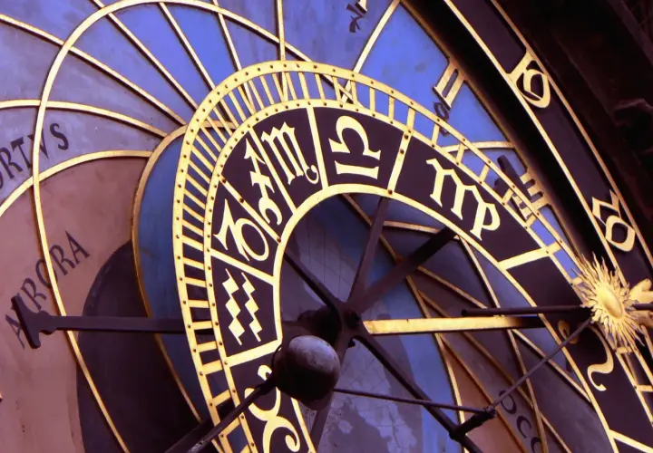 Złoty **rak znak zodiaku** na zabytkowym zegarze astronomicznym.