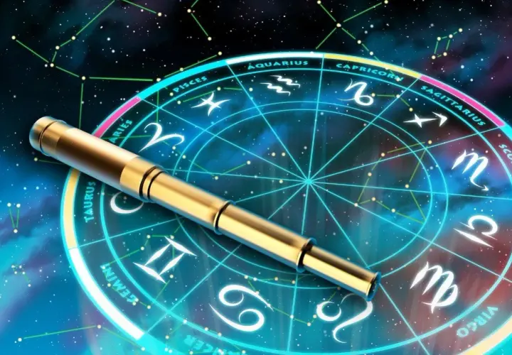Złota luneta spoczywa na tle koła zodiaku, gdzie 23 sierpnia znak zodiaku to Panna.