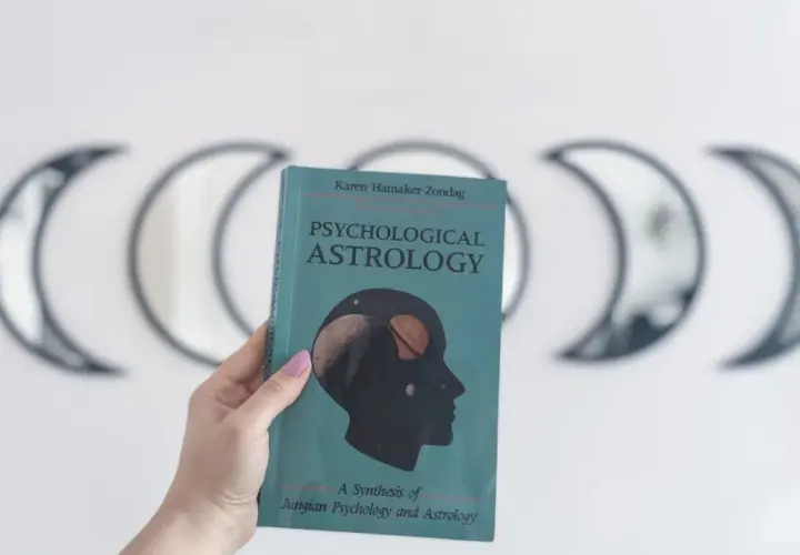 Najlepsze książki o astrologii: odkryj tajemnice swojego znaku
