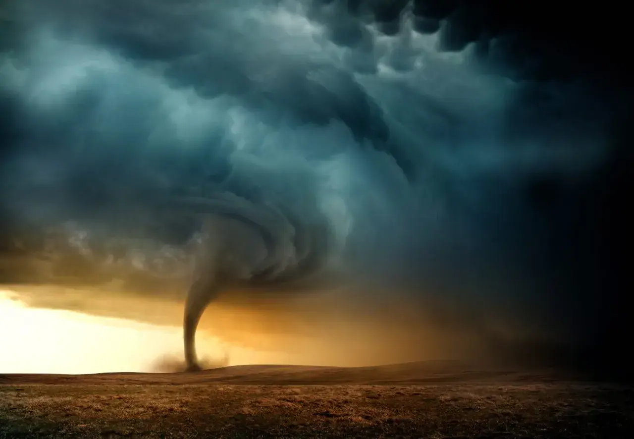 Potężny **tornado** na tle burzowych chmur. W **senniku** może symbolizować chaos, zmiany lub niekontrolowane emocje.