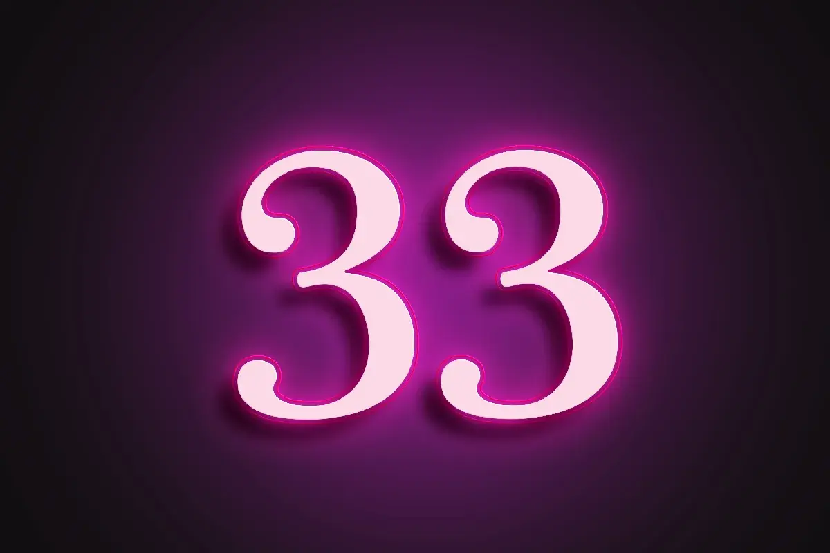 Jasne, oto opis:

Jasnoróżowe cyfry 33 z neonowym obramowaniem na ciemnofioletowym tle. Numerologia 33 to liczba mistrzowska.