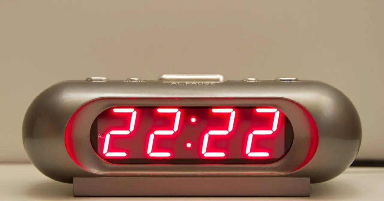 Cyfrowy zegar pokazuje 22:22. To znak, że miłość jest blisko, a wszechświat wysyła Ci pozytywne wibracje.