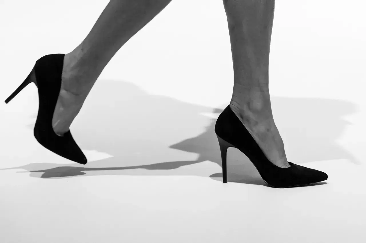 Eleganckie czarne buty na wysokim obcasie, symbol pewności siebie i stylu. Sny o nich mogą oznaczać nowe wyzwania.