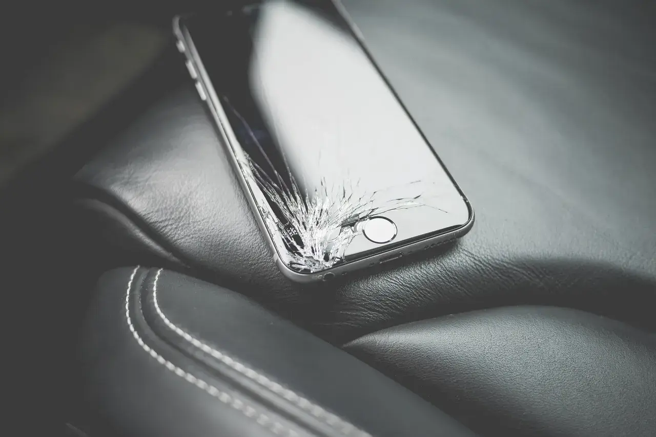 Rozbity ekran telefonu we śnie: co oznacza i jak go interpretować?