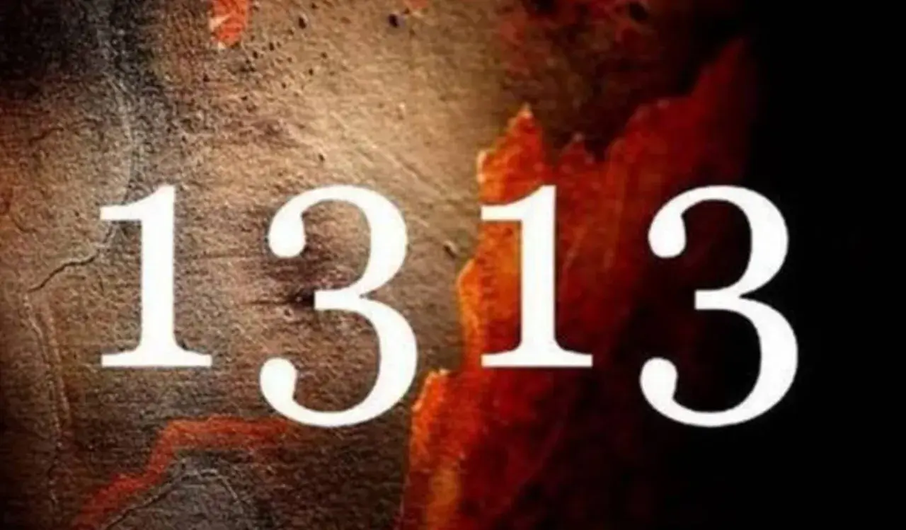 Białe cyfry 1313 na ciemnym, chropowatym tle. Co oznacza 1313?
