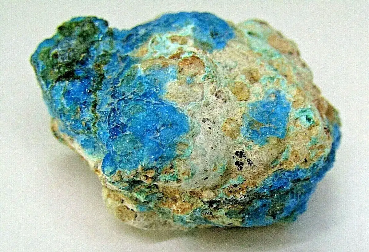 Niebiesko-zielony minerał, azuryt, z fragmentami skały macierzystej.