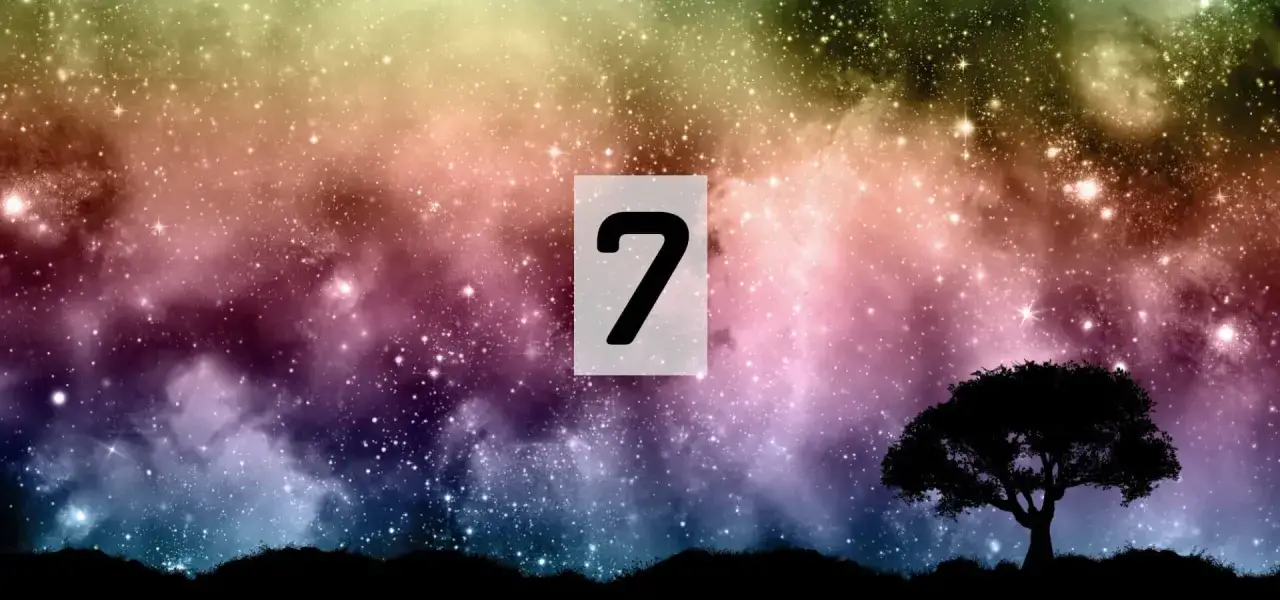 Gwieździste niebo w odcieniach zieleni, różu i fioletu. Na pierwszym planie sylwetka drzewa i numer 7, symbolizujący numerologiczną 7 mężczyzna.