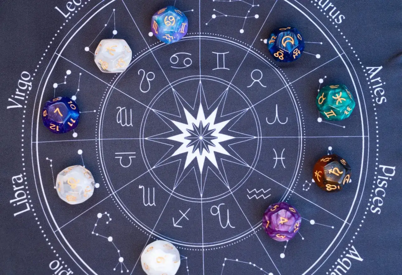 Kości do gry z symbolami zodiaku i numerologią 33 na tle mapy astrologicznej.